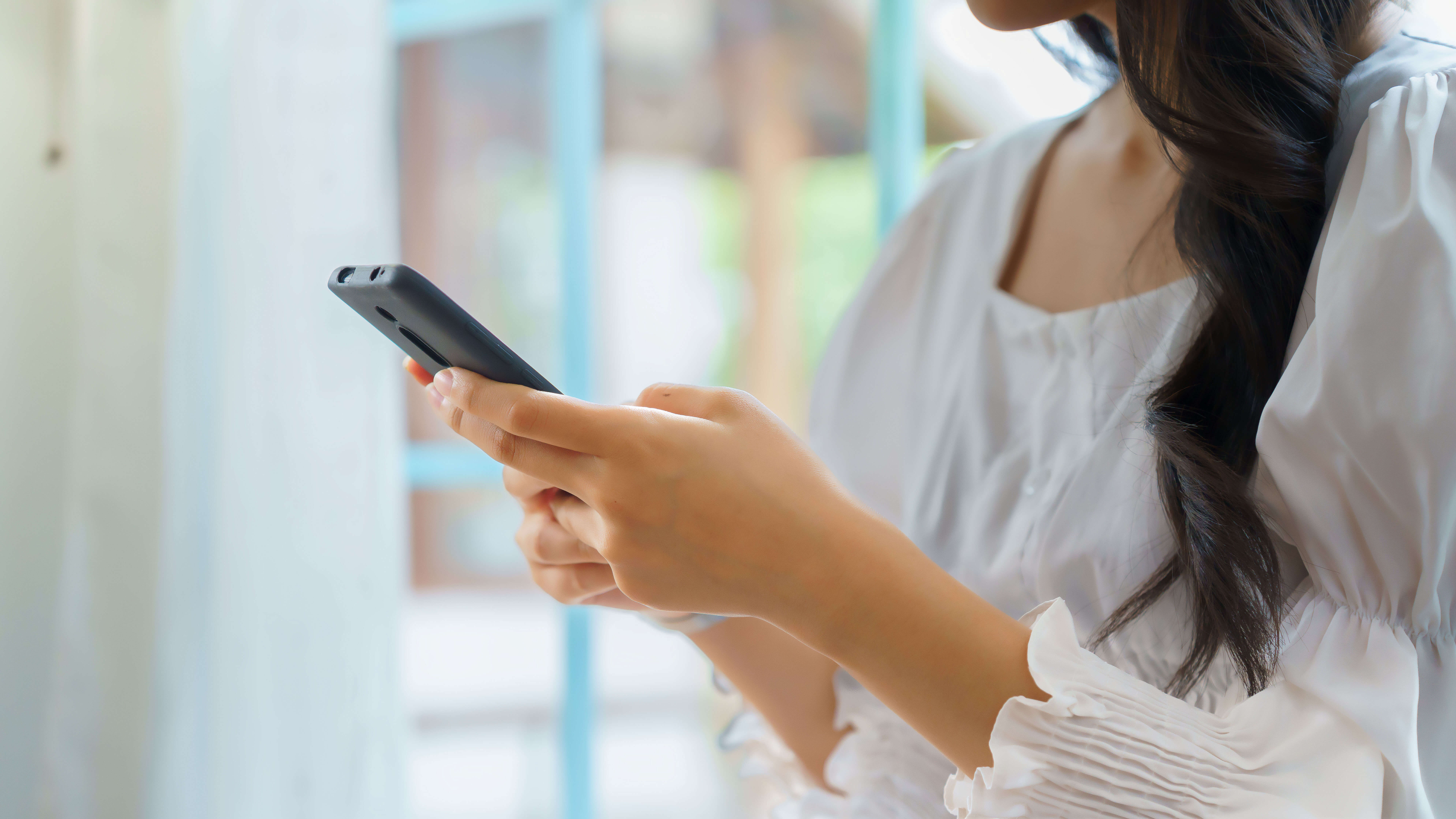 スマホを触る女性