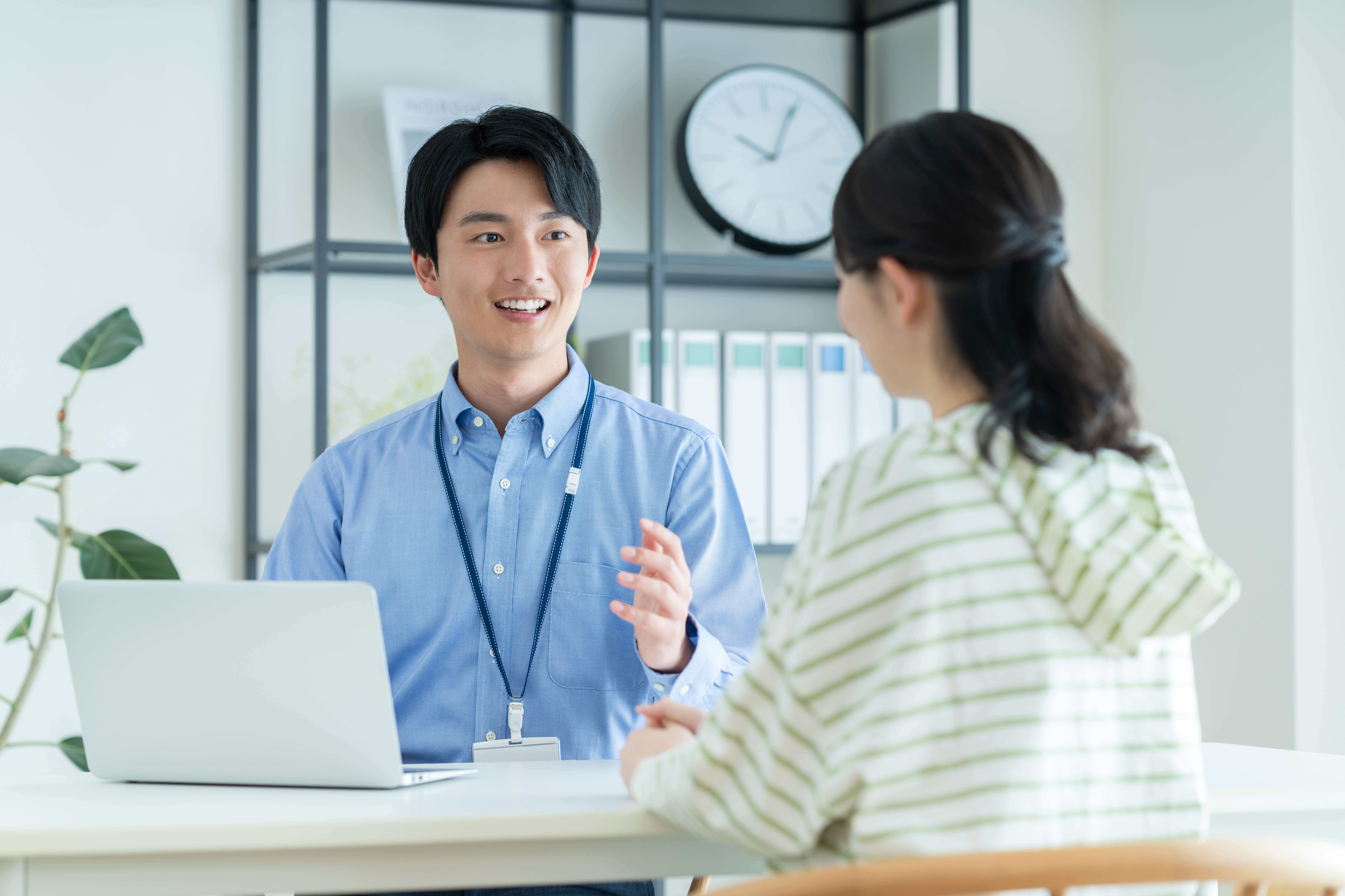 対面でカウンセリングをする男女