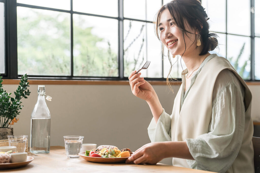 健康的な食事を摂る女性