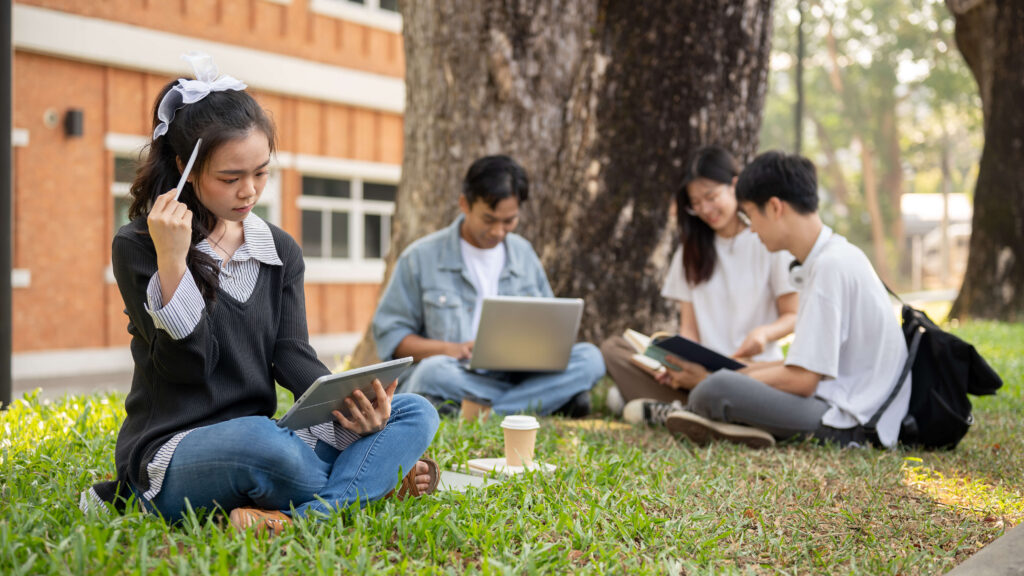 学生がタブレットを見ながら悩んでいる様子