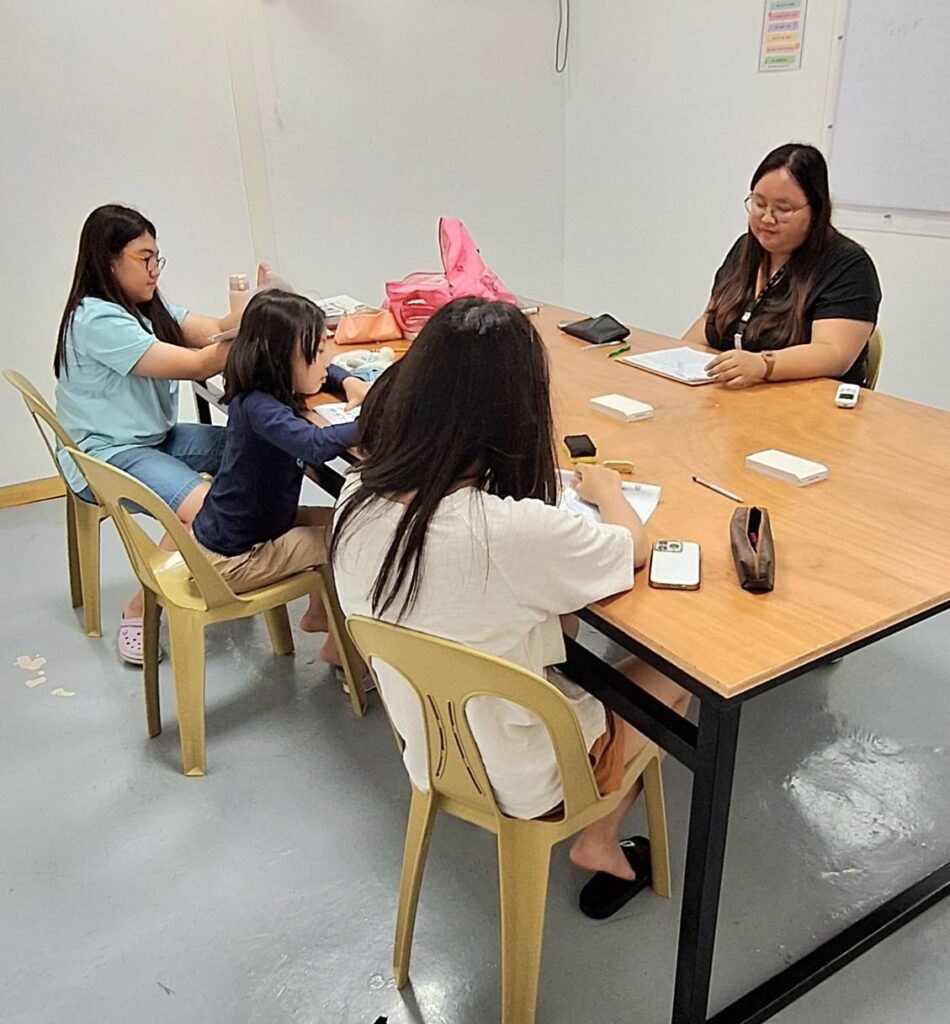 少人数のグループ授業で講師と学ぶ子どもたち